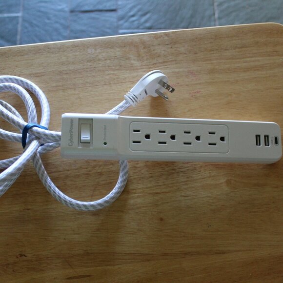 CyberPower Relocateable Power Tap - 4 outlets, 3 USBS - Picture 2 of 3